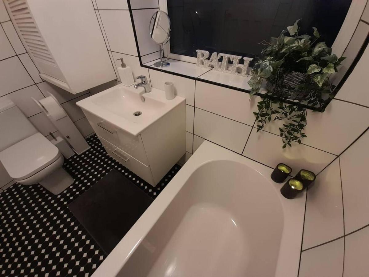 Bright 4-Bed House 15 Min To Manchester Centre Villa Exterior foto