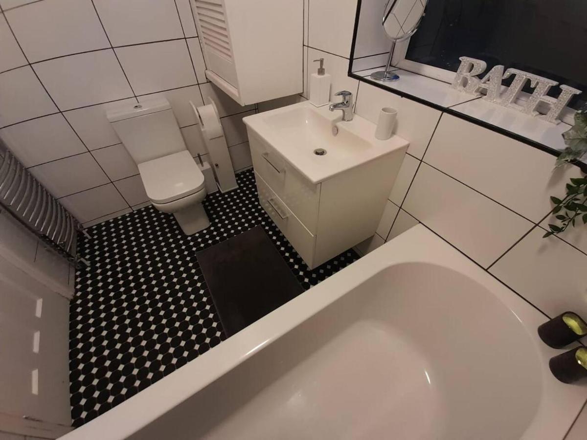 Bright 4-Bed House 15 Min To Manchester Centre Villa Exterior foto